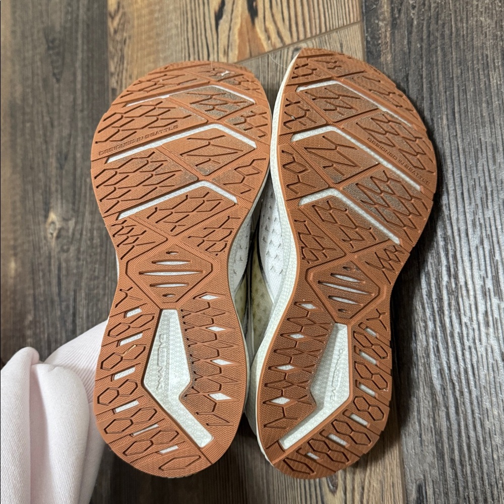 White womens brooks Athletic Shoes - Picture 4 of 4